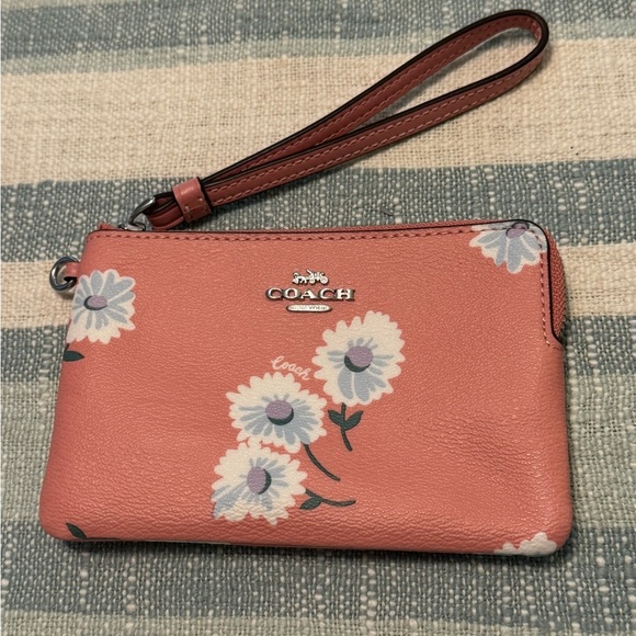 Coach Handbags - COACH Boxed Corner Zip Wristlet With Daisy Print